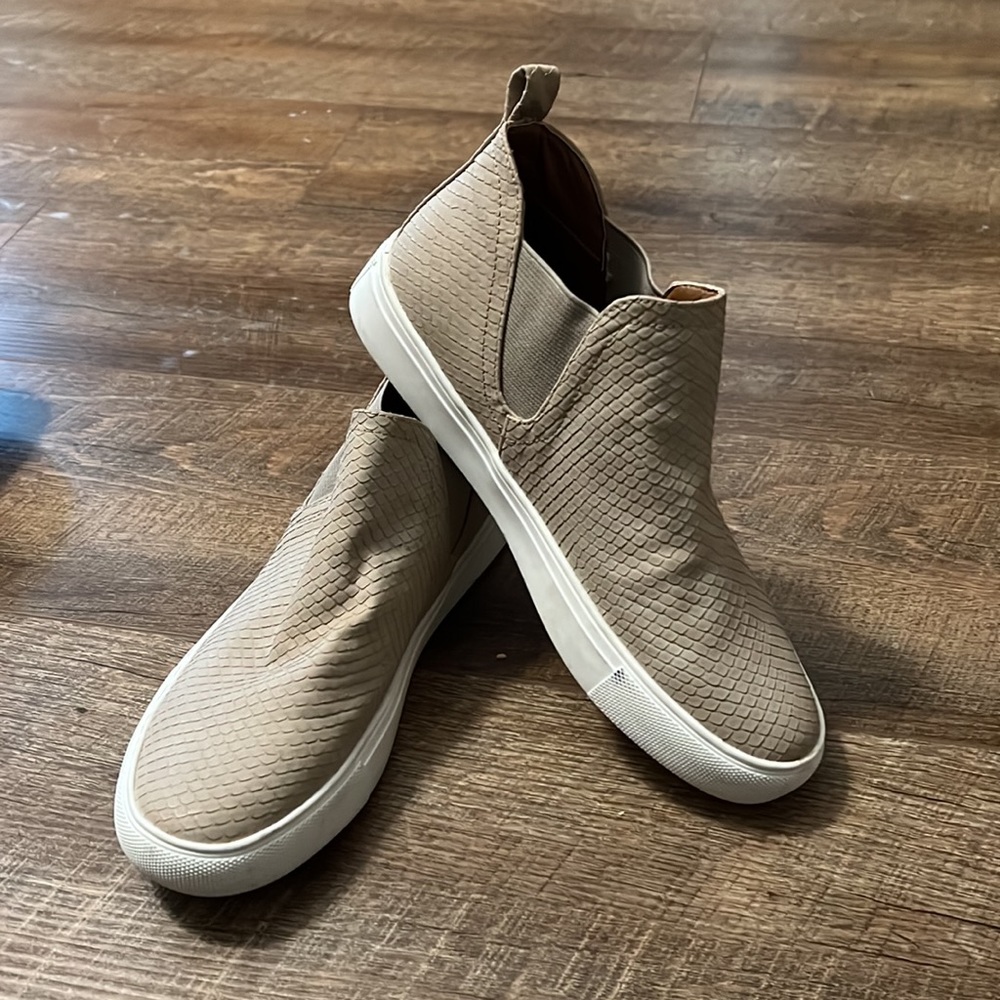 Report beige snakeskin textured shoes size 7.5